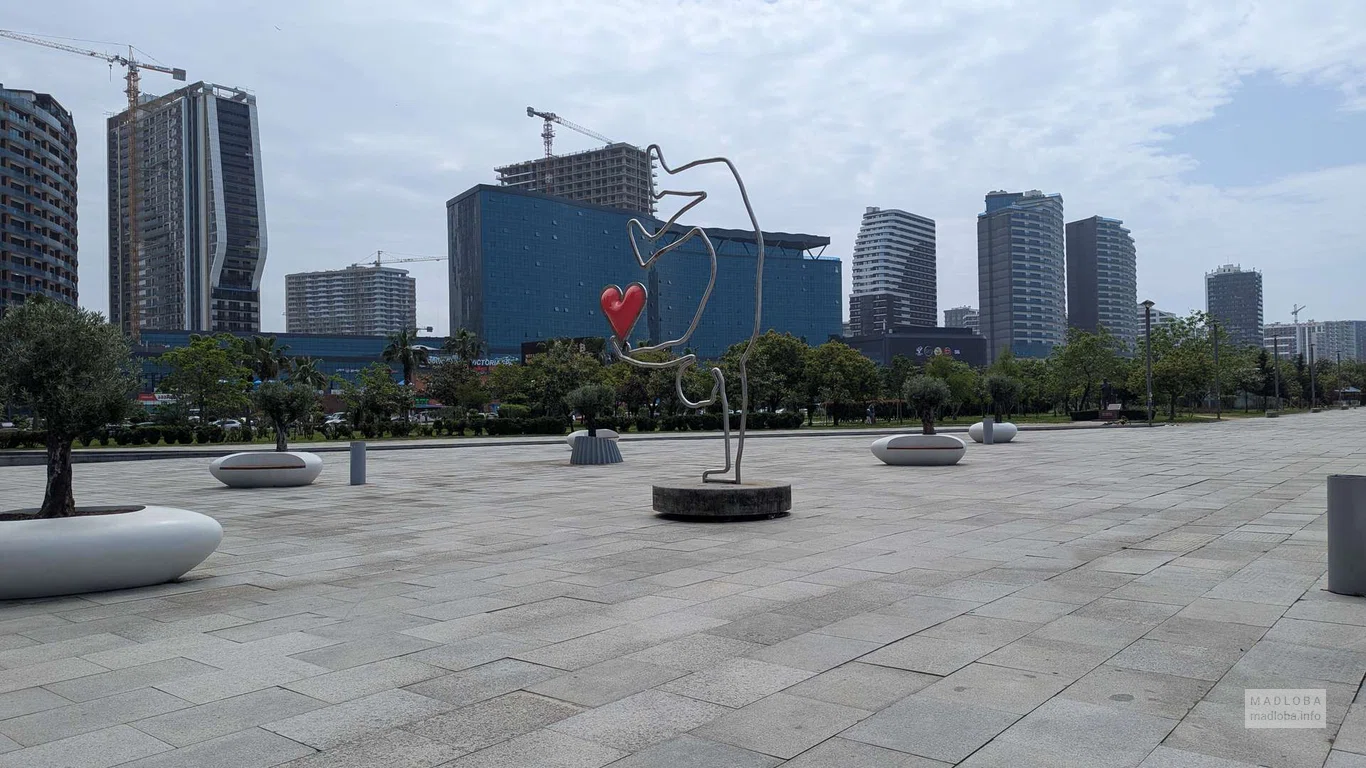 Человек стоит на одной руке, а в другой держит сердце