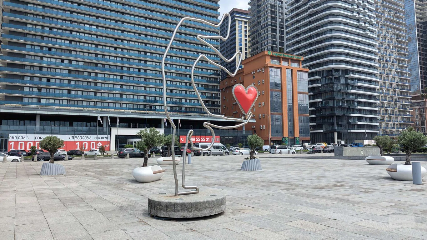 Скульптура Человек стоит на одной руке, а в другой держит сердце