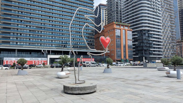 ქანდაკება "კაცი დგას ცალ ხელზე და გული უჭირავს მეორეში"