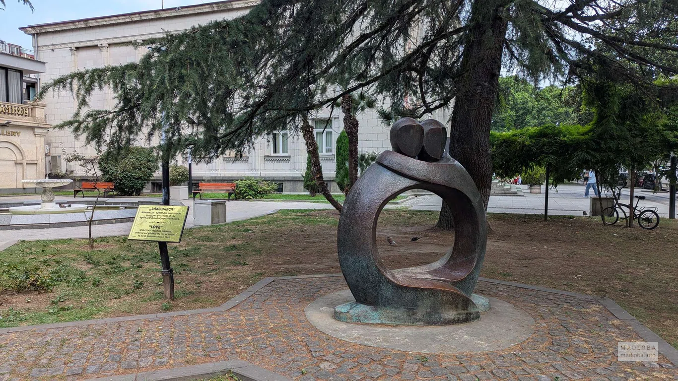 Скульптура "Любовь" возле музея искусств Аджарии
