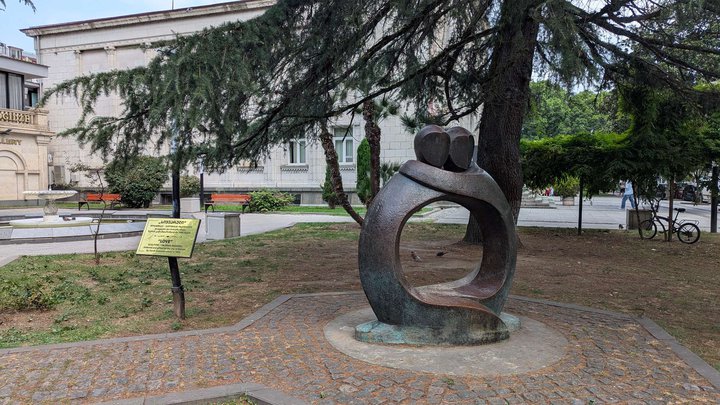 ქანდაკება "სიყვარული"