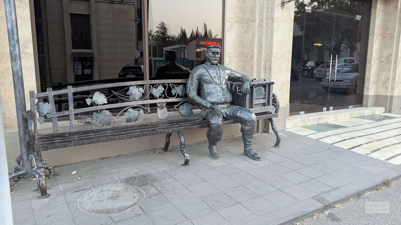 Скульптура "Шарманщик на лавке" в Телави