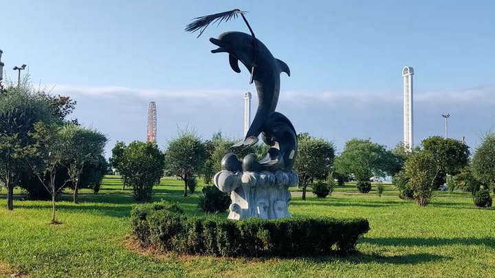 Dolphin Monument