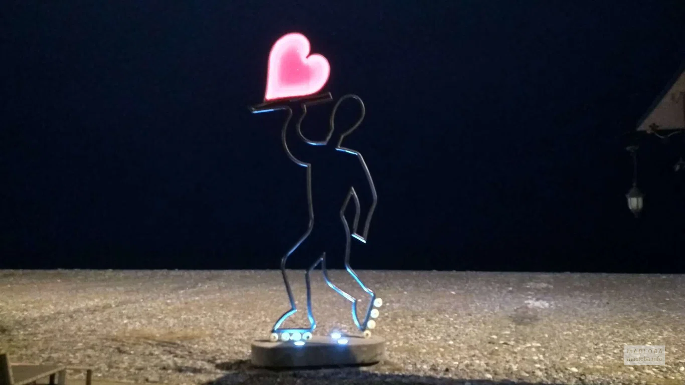 Скульптура  Человек несёт красное сердце на подносе