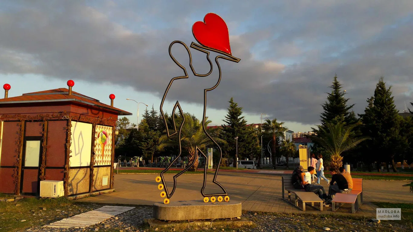 Скульптура  Человек несёт красное сердце на подносе