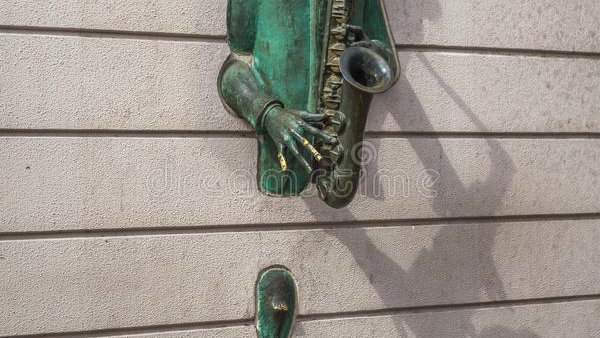 Sculpture of a saxophonist