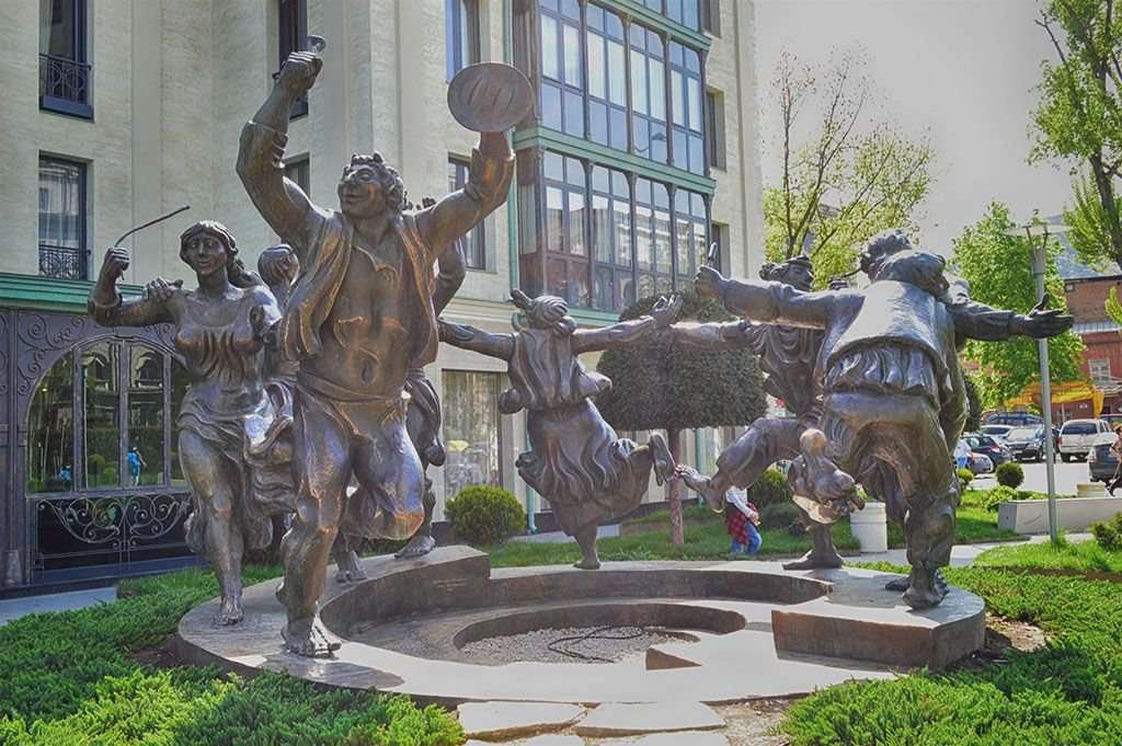 Skulpturnaya_gruppa_Berikaoba__Sculpture_Group_.original