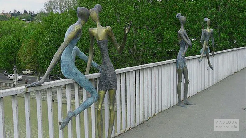 Металлические скульптуры на мосту