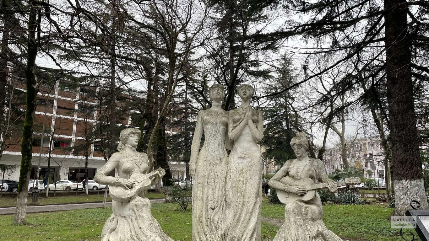 Statue Sisters Ishkhneli