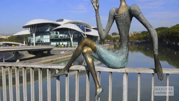 Девушка на мосту - скульптура "Молодость"