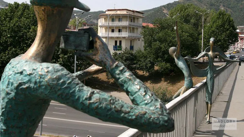 Необычные скульптуры в Грузии "Молодость"