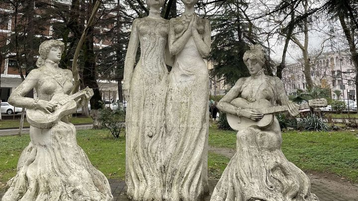 Скульптурная композиция "Сестры Ишхнели"