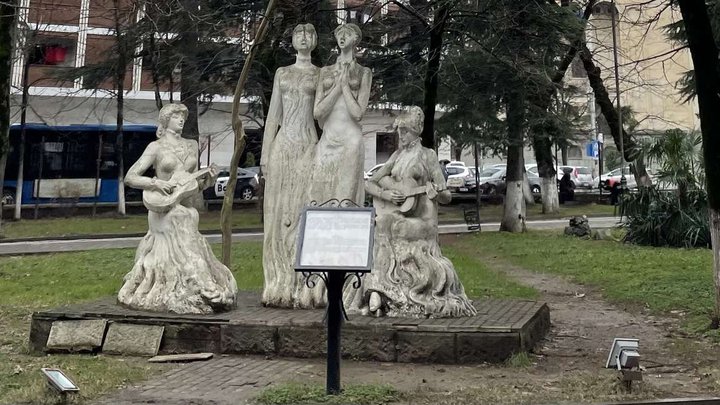 Statue Sisters Ishkhneli