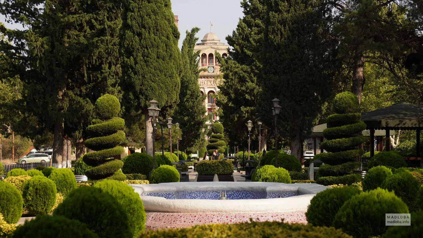 Вид на дворец через сквер имени Гейдара Алиева