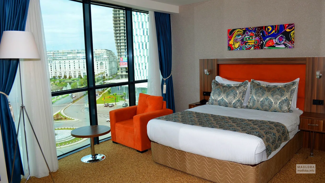 Кровать в номере отеля Небесная башня