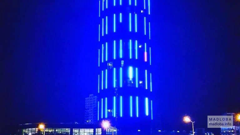 Отель Sky Tower в ночное время