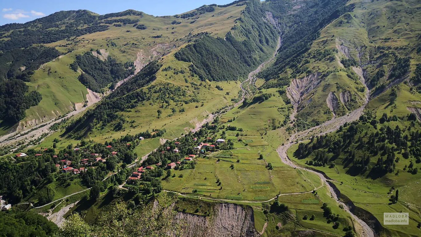 Смотровая площадка в горах "Крест" по дороге в Гудаури из Ганиси