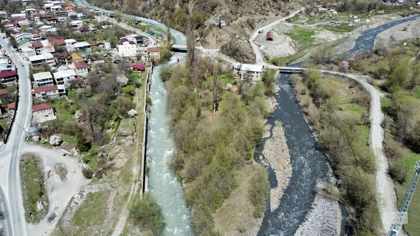 Смотровая площадка на сливание рек двух цветов Арагви в Пасанаури