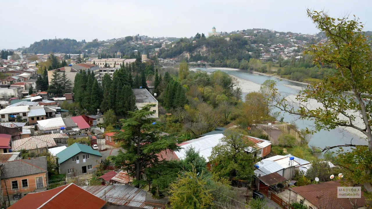 სადამკვირვებლო გემბანი მწვანე ყვავილას ტაძართან