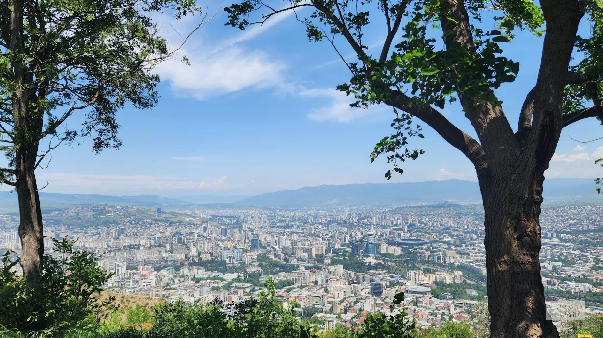 Смотровая площадка возле фуникулера в парке Мтацминда