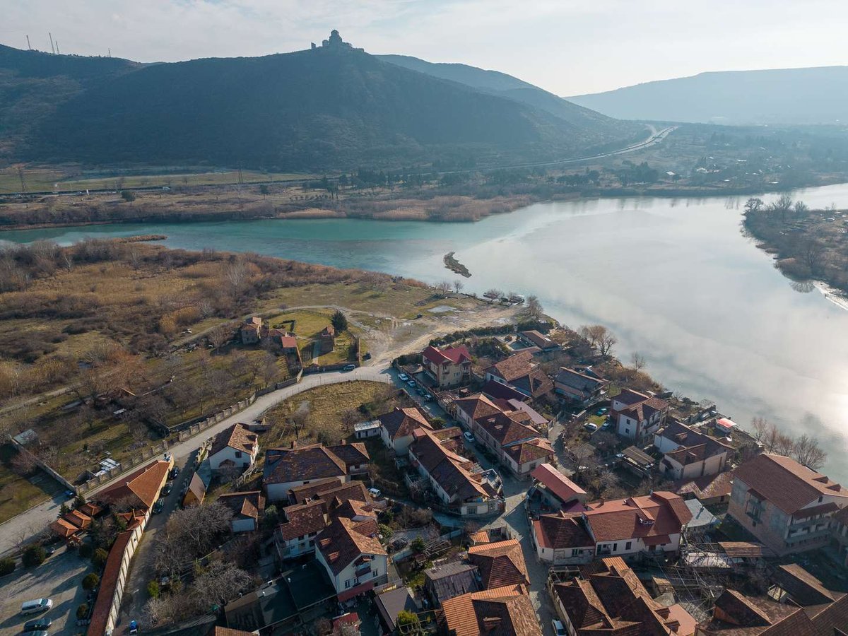 Панорамный вид на монастырь Джвари и слияние рек Кура и Арагви