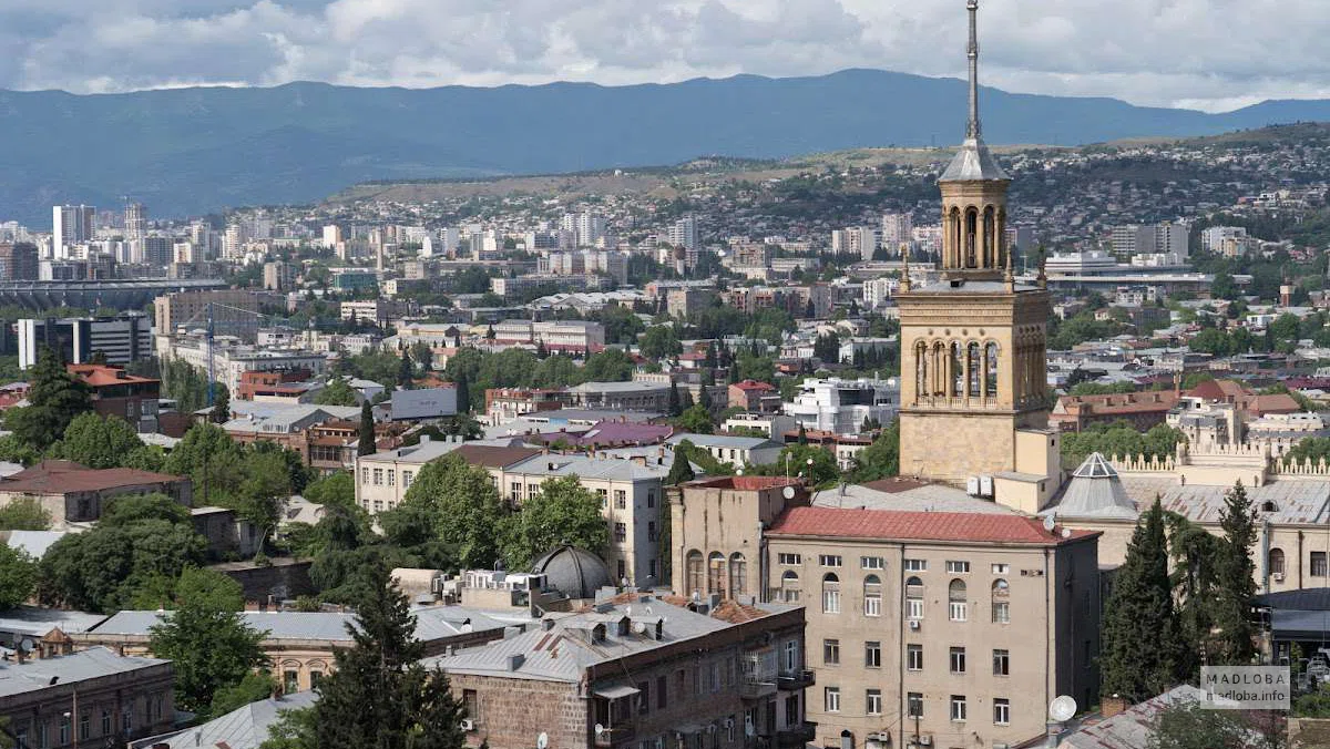 Уютная смотровая в Вере — скрытый дворик с видом на Тбилиси