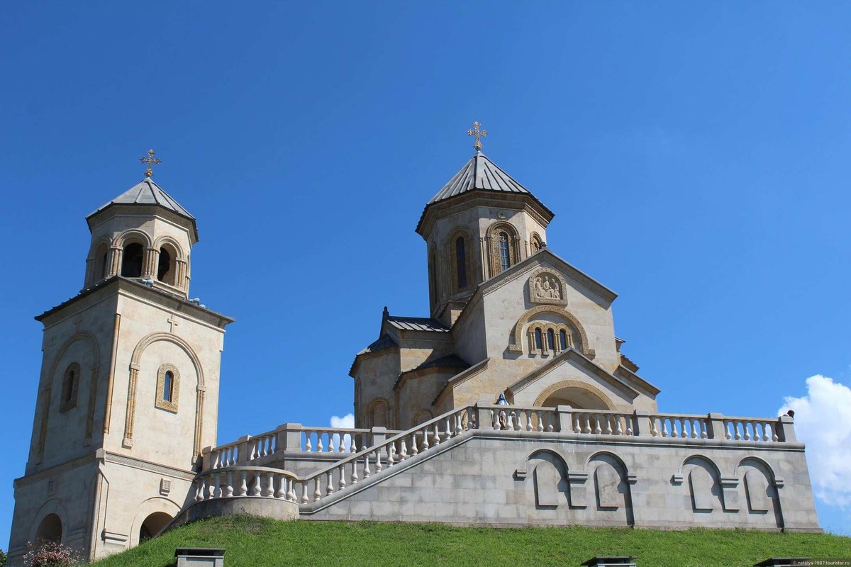 Sobor-Svyatoy-Troitsy__Sameba-v-batumi