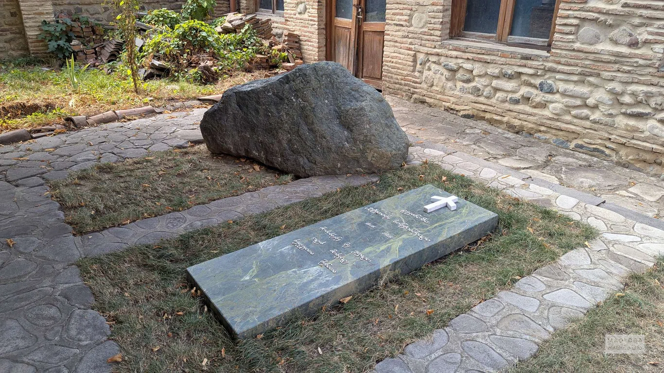 Могила у стен собора Святого Георгия