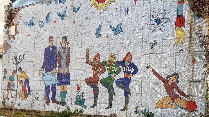 Советская мозаика "Фасад школы"