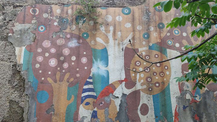 Советский мозаичный забор и отделка фасада детского сада