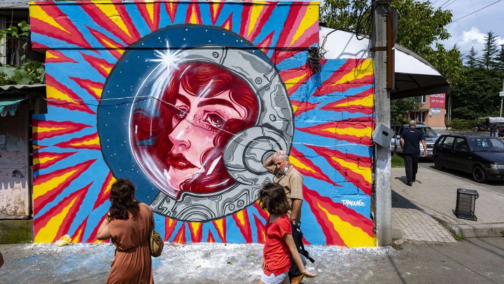 NIKO Street Art: Astronaut Girl | ფრესკა Tamoonz-ის მიერ