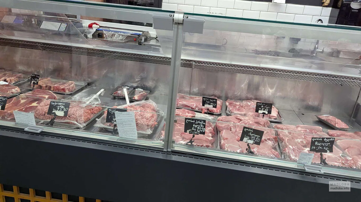 Охлажденное мясо в супермаркете Spar