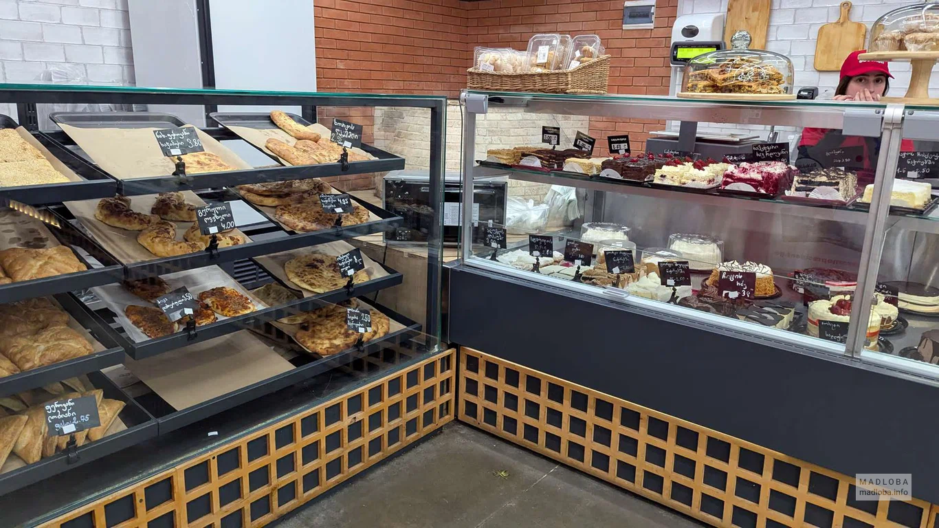 Выпечка в супермаркете Spar