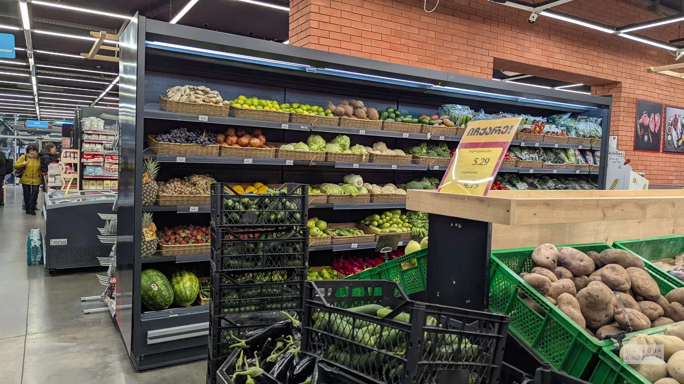 Фрукты и овощи в супермаркете Spar