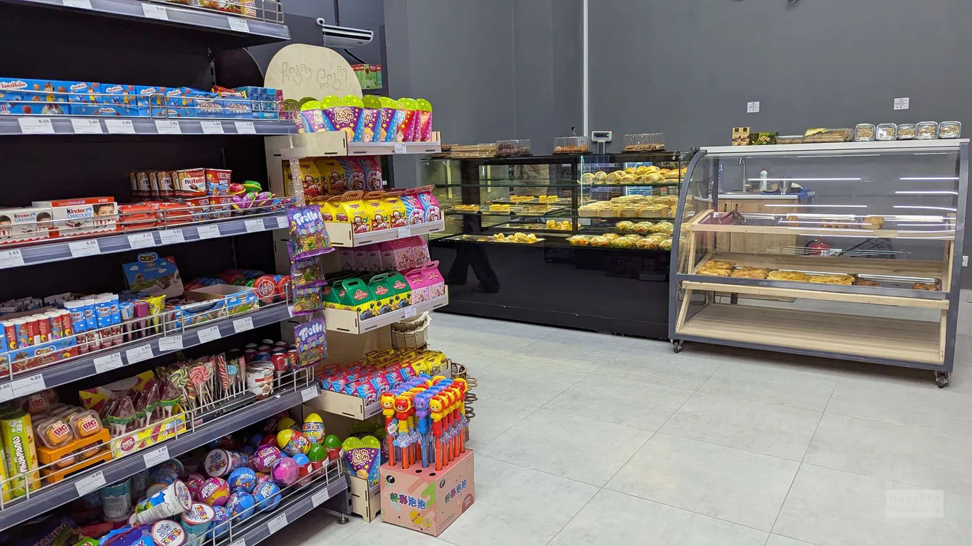 Сладости в магазине Spar