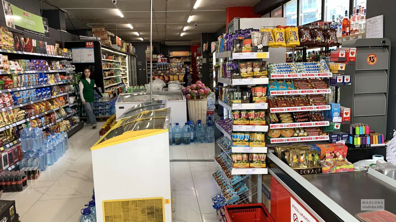 Продукты на полках в магазине SPAR