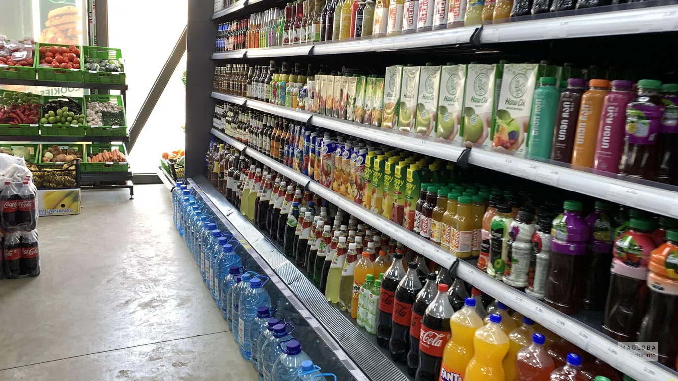 Напитки в супермаркете SPAR в Батуми