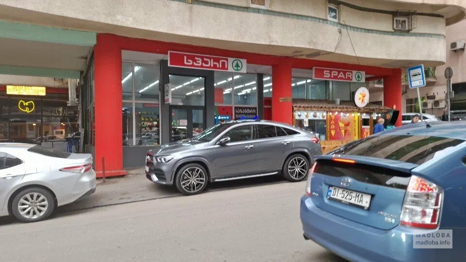 Spar — супермаркет на улице Барнова