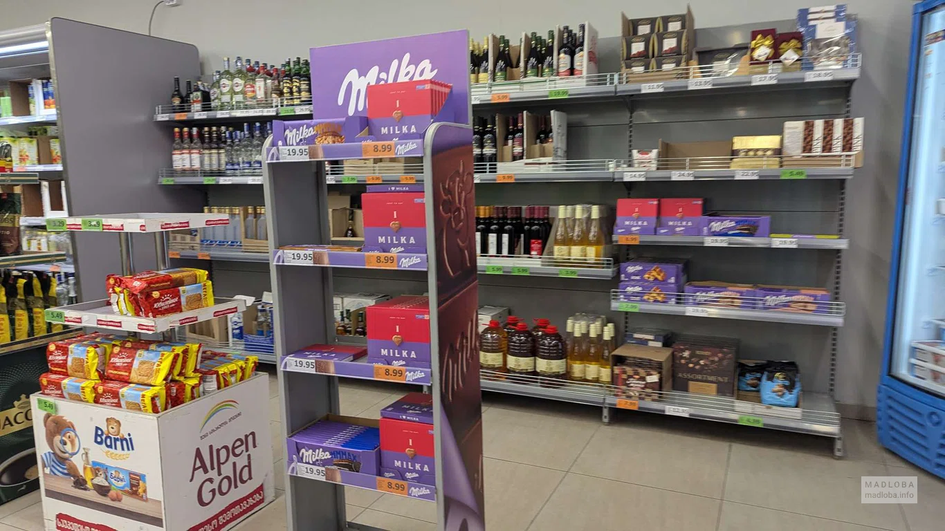 Стеллажи с шоколадом и сладостями в Spar Express