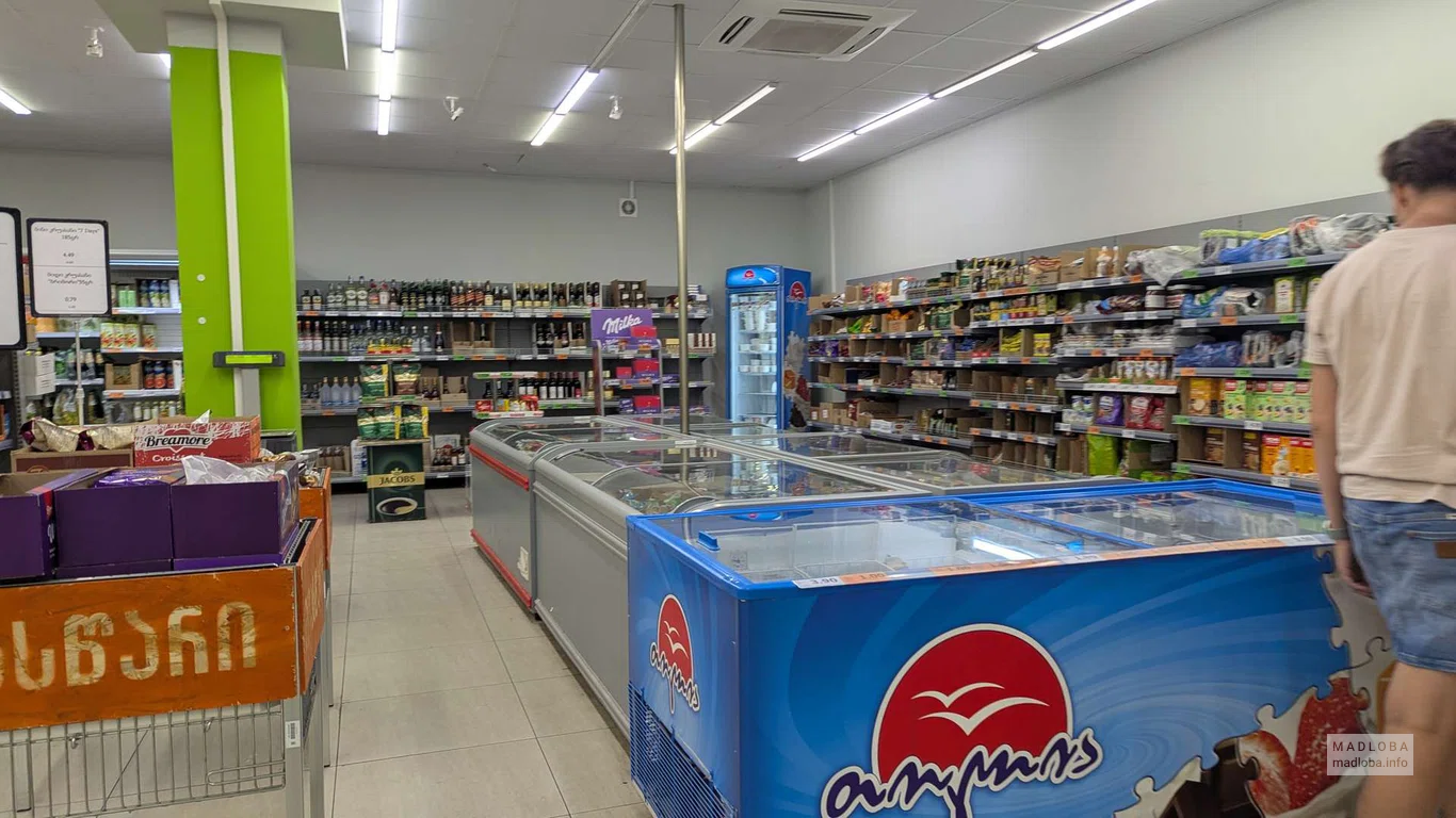 Отдел замороженных продуктов в Spar Express — мороженое и полуфабрикаты