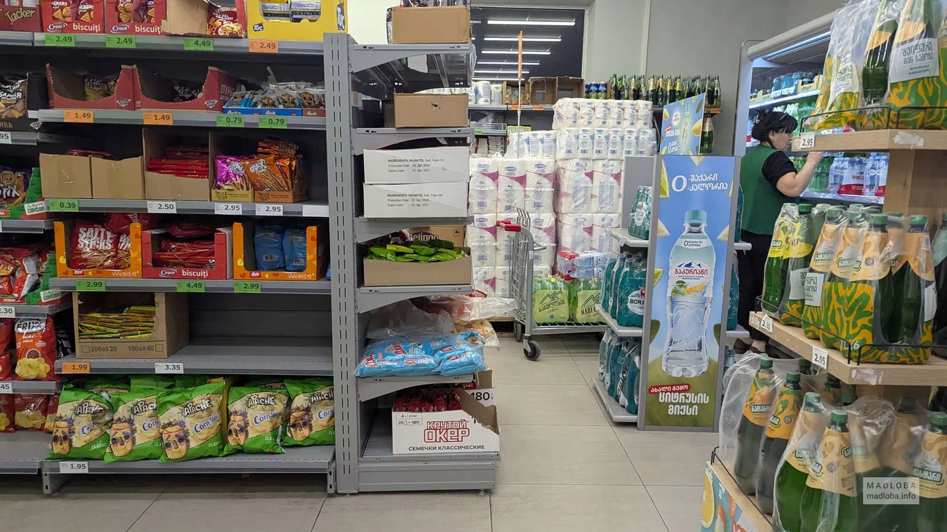 Полки с закусками и напитками в Spar