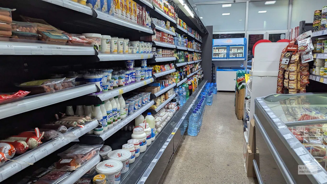Молочная продукция и колбасы в магазине Spar