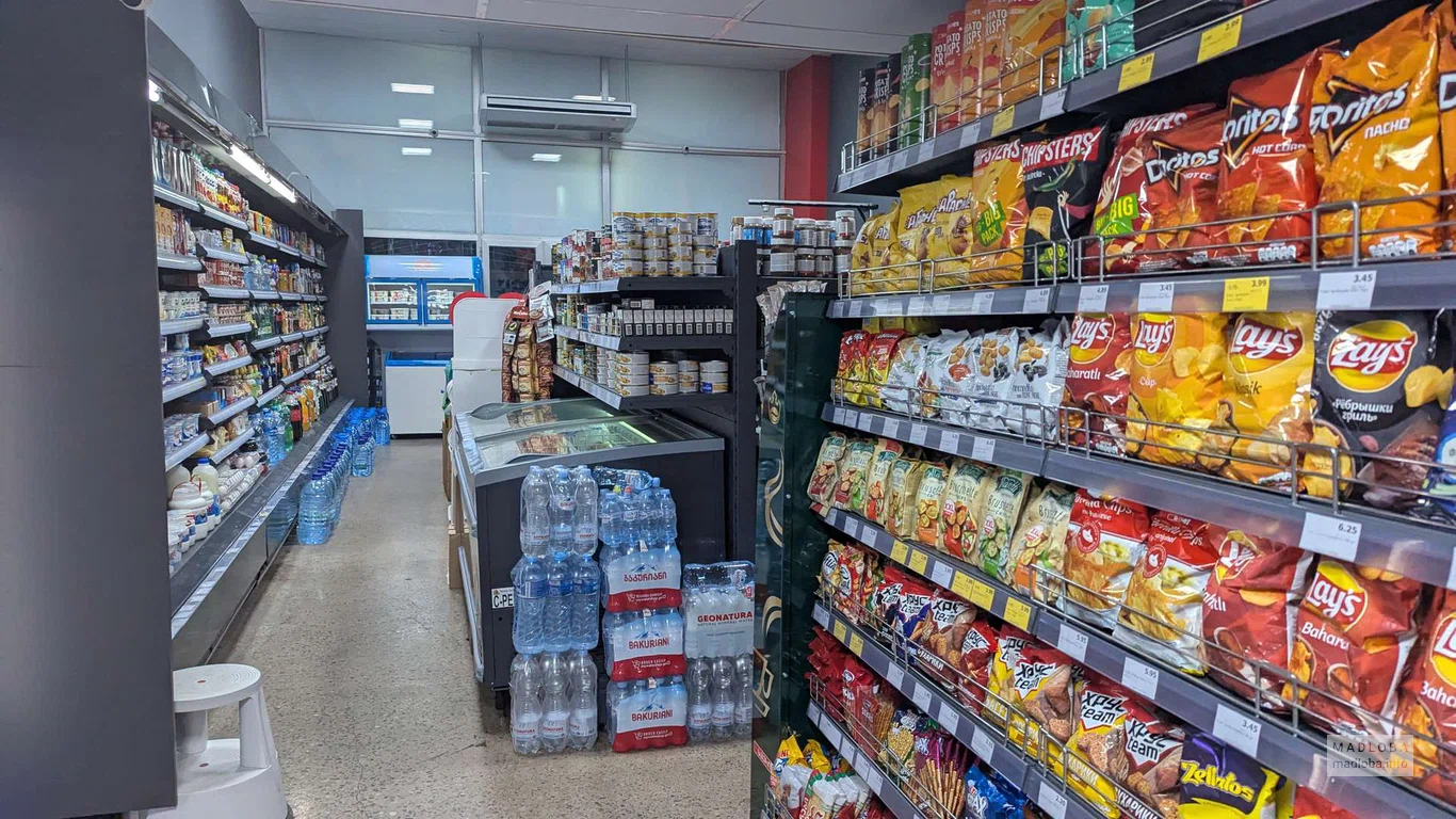 Товары на полках магазина Spar