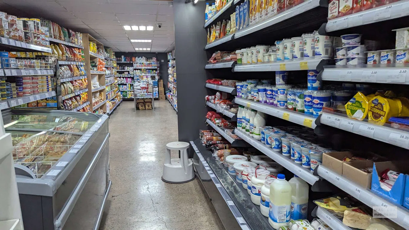 Продукты на полках магазина Spar