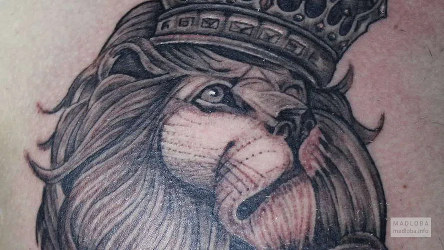 Spiritus Tattoo тату король-Лев на груди