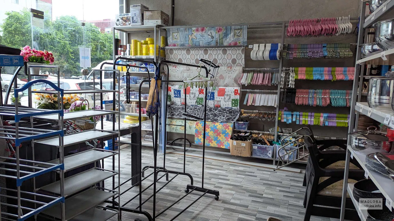 Вешалки напольные и плечики в магазине Star X