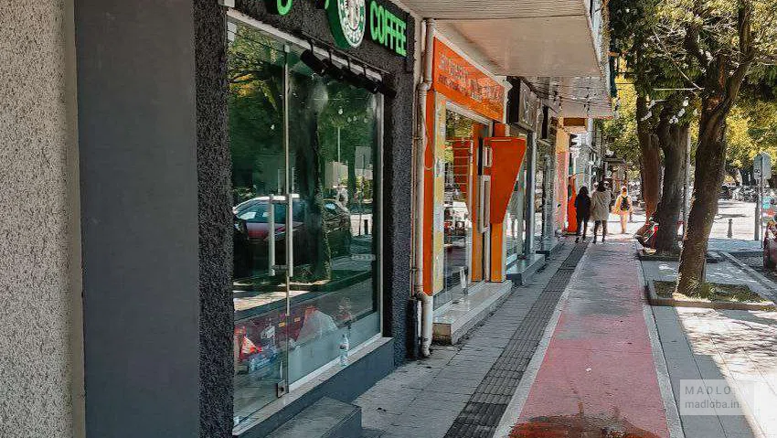 Вид на вход в Starbucks Coffee in Georgia