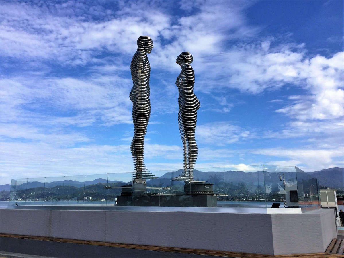Statue of Ali and Nino in Batumi