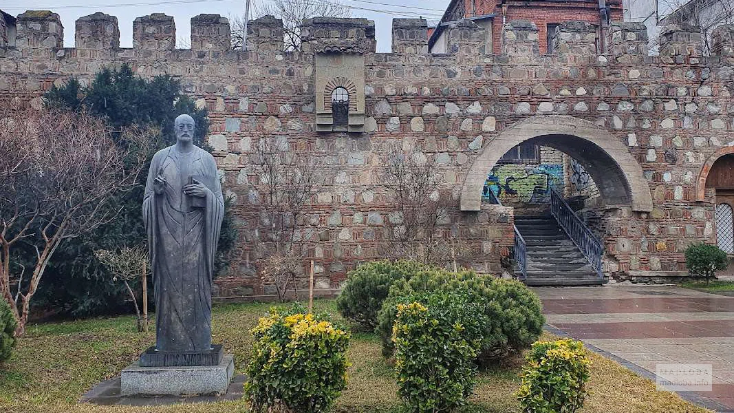 Памятник Иоанна Петриси в Тбилиси