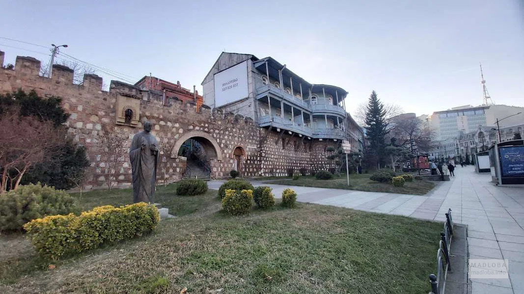 Памятник Иоанна Петриси в Тбилиси